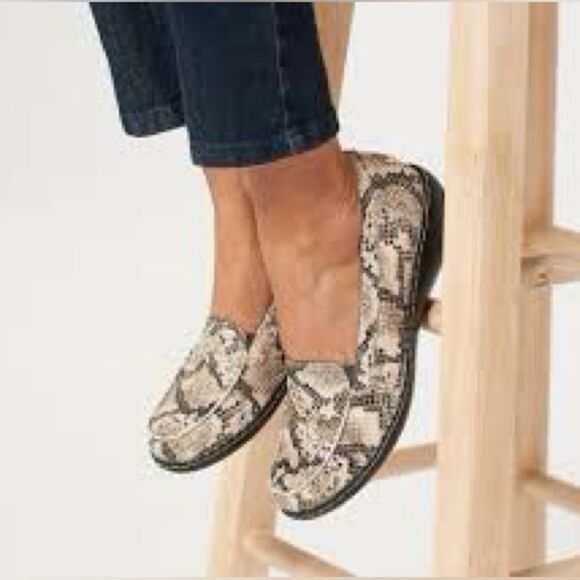 Brand New Collection by Clarks Washland Jam Natural Snake Loafers Size 11 - Picture 1 of 12